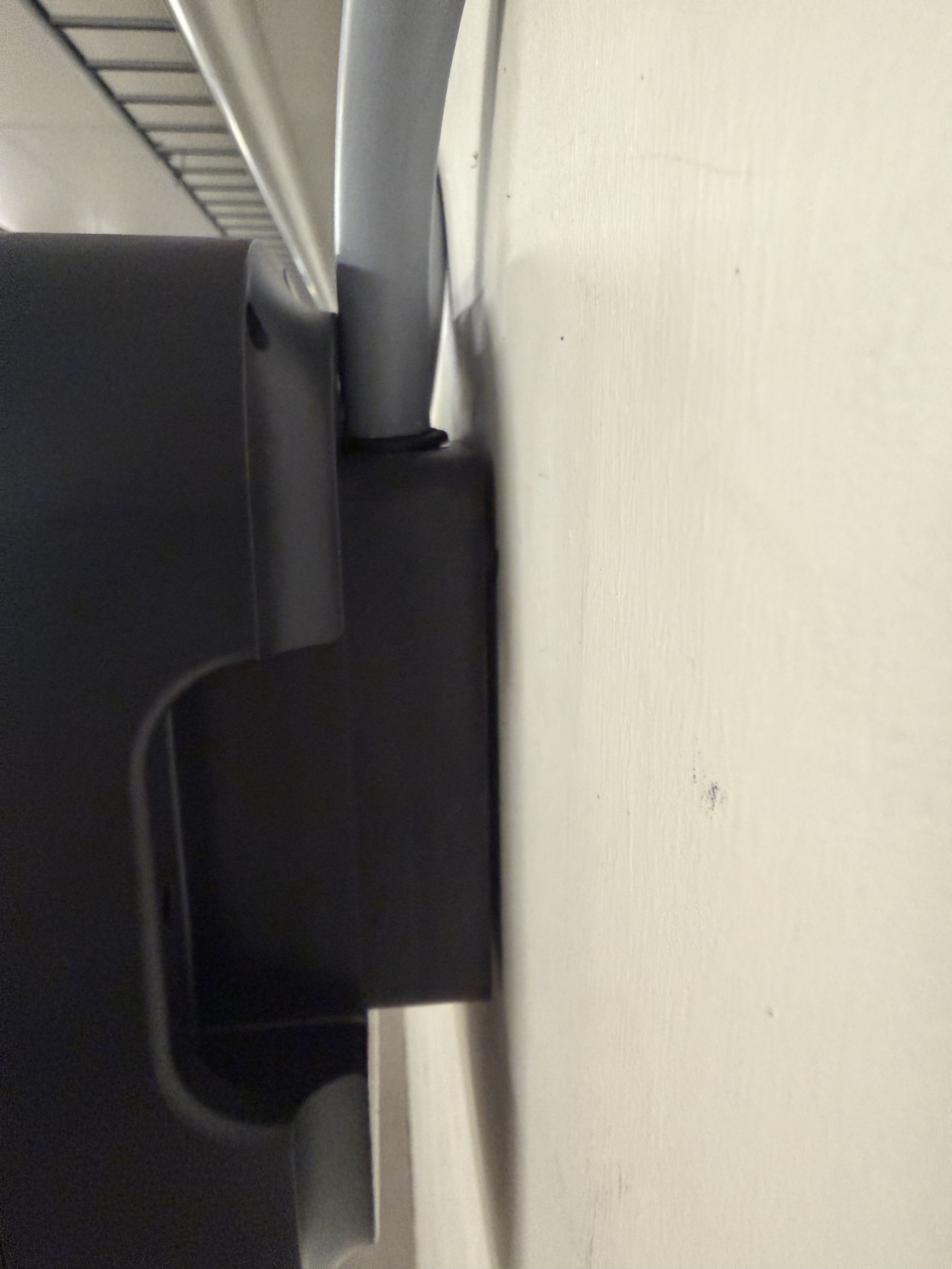 En överdimensionerad kabel som är för tjock för ingången, så att laddaren inte kan sätta sig korrekt